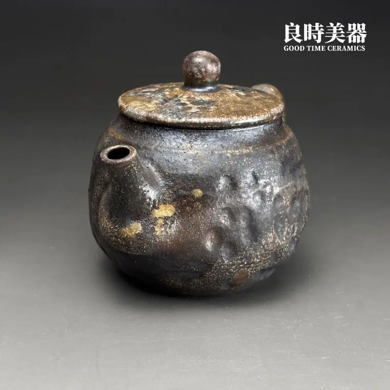 台灣茶器推薦-張家誌手作入炭柴燒壺直流壺嘴與流暢出水細節