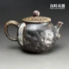 台灣茶具-張家誌手作入炭柴燒壺手捏微起伏肌理與背面窯變細節特寫