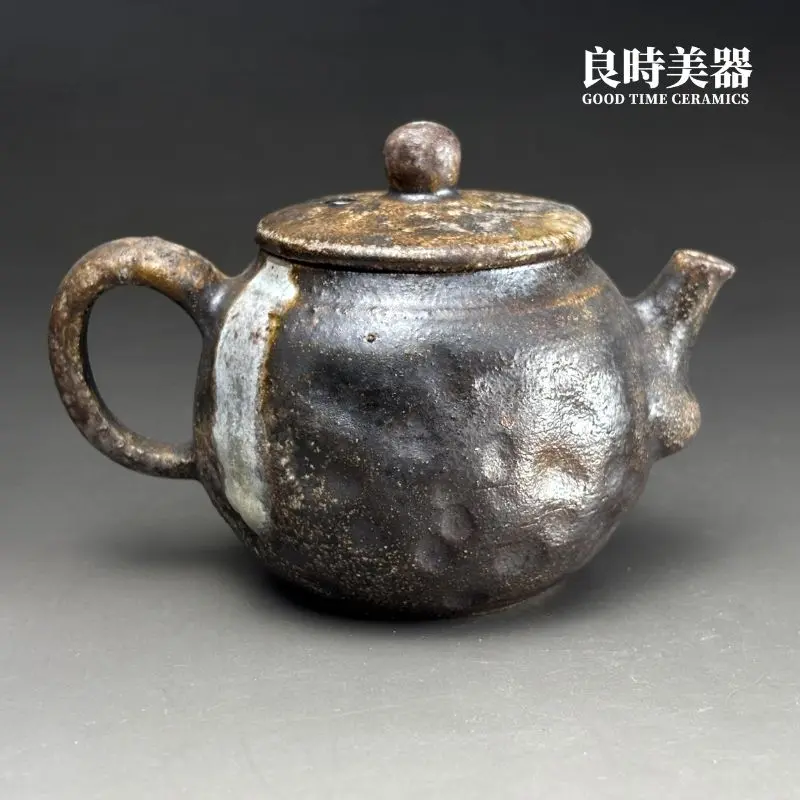 台灣茶具-張家誌手作入炭柴燒壺手捏微起伏肌理與背面窯變細節特寫