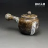 台灣茶具-張家誌手作入炭柴燒壺中空槌狀橫把手柄側面線條特寫