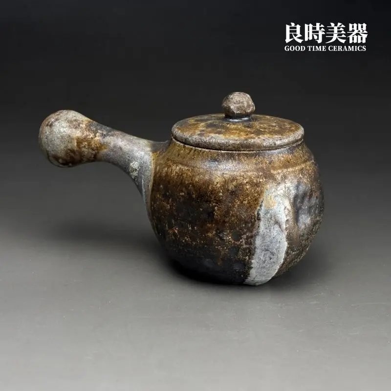 台灣茶具-張家誌手作入炭柴燒壺中空槌狀橫把手柄側面線條特寫