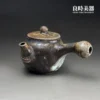 張家誌手作入炭柴燒壺背面深邃炭黑色澤與笠帽鈕蓋細節視覺