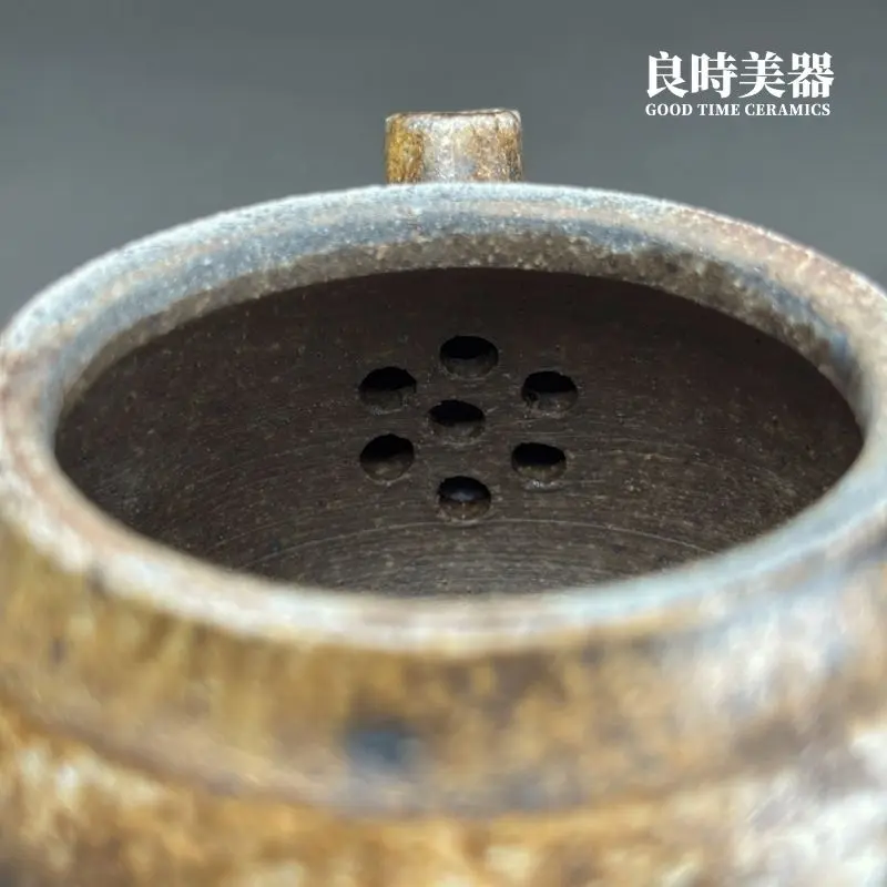 高端台灣茶器-張家誌手作入炭柴燒壺內壁七孔梅花狀濾網工藝特寫