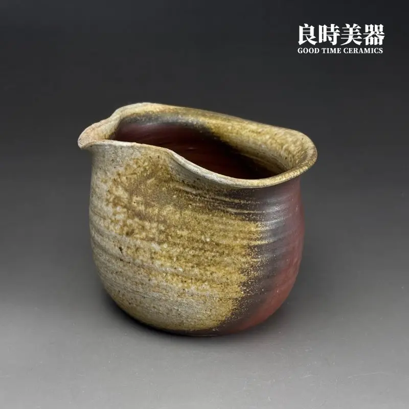 台灣茶具-張家誌手作柴燒窯變茶海尖嘴出水口與寬大口緣造型特寫