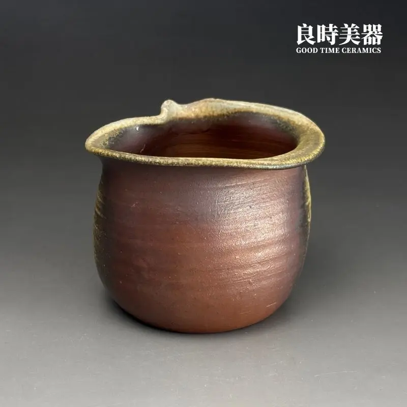 張家誌手作柴燒窯變茶海不規則黃綠結晶流淌與內壁原土肌理特寫