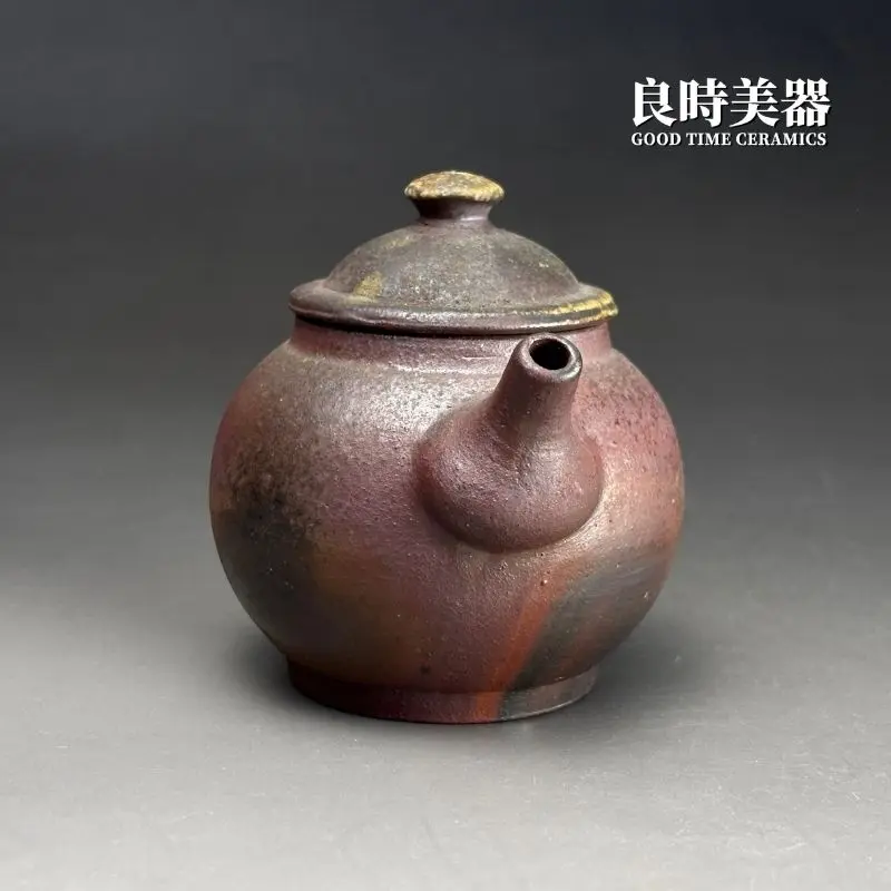 台灣茶具-張家誌手作柴燒窯變龍蛋壺紅褐斑駁火痕與側面線條特寫