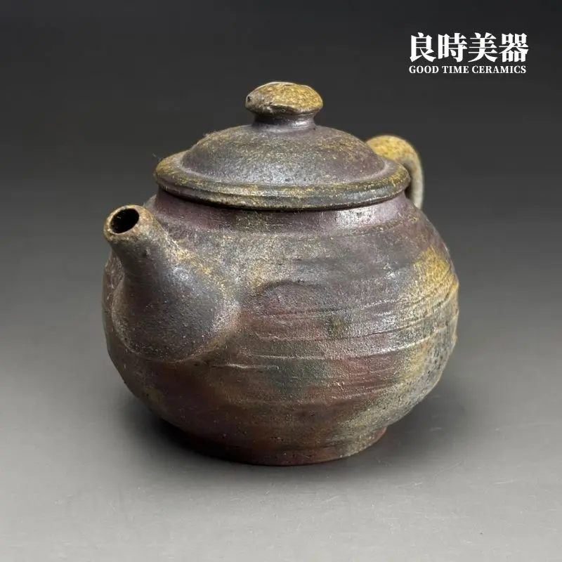 台灣茶器推薦-張家誌手作柴燒窯變弦紋仿鼓壺直流壺嘴與出水細節