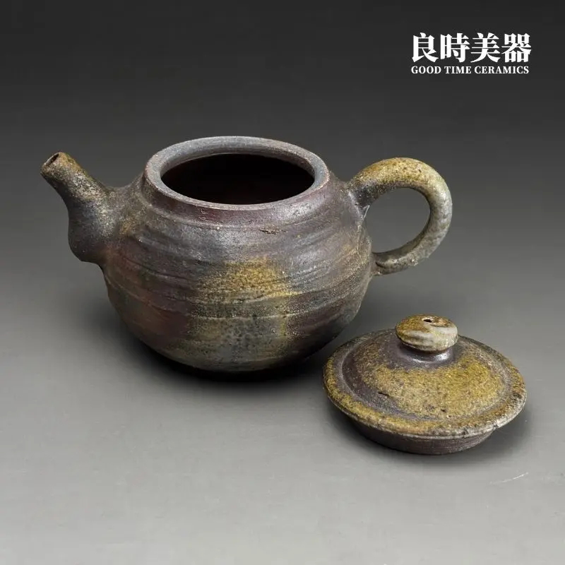 台灣茶具-張家誌手作柴燒窯變弦紋仿鼓壺大口口蓋與笠帽鈕結晶特寫