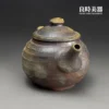 台灣茶具-張家誌手作柴燒窯變弦紋仿鼓壺紅褐與炭黑交織斑駁火痕局部特寫
