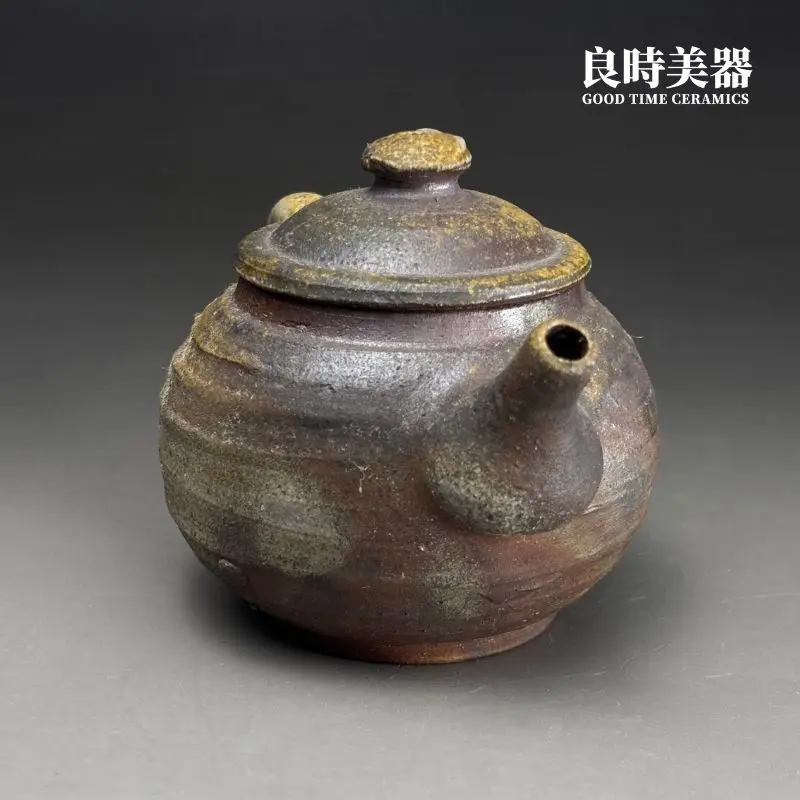 台灣茶具-張家誌手作柴燒窯變弦紋仿鼓壺紅褐與炭黑交織斑駁火痕局部特寫