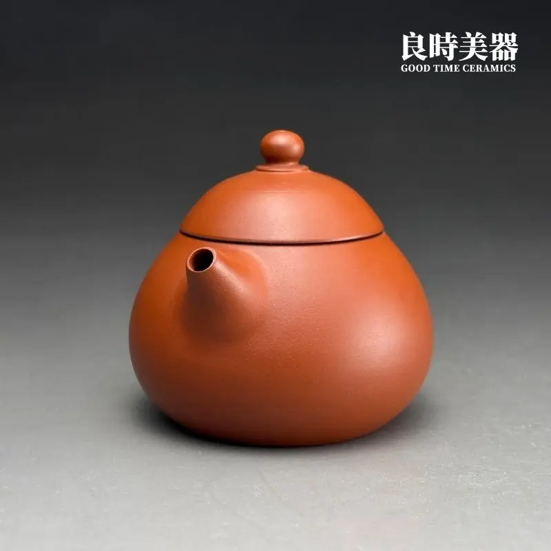 台灣茶器推薦-林永裕手作朱泥西施壺流暢一彎壺嘴與微仰出水結構特寫