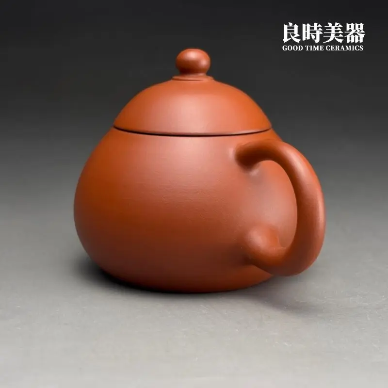 台灣茶具-林永裕手作朱泥西施壺環形耳狀圓把與背面細節特寫