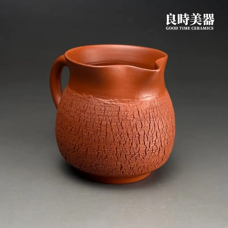 台灣茶器推薦-陳政嵐手作爆裂朱泥茶海鳥嘴狀出水口與寬大口緣特寫