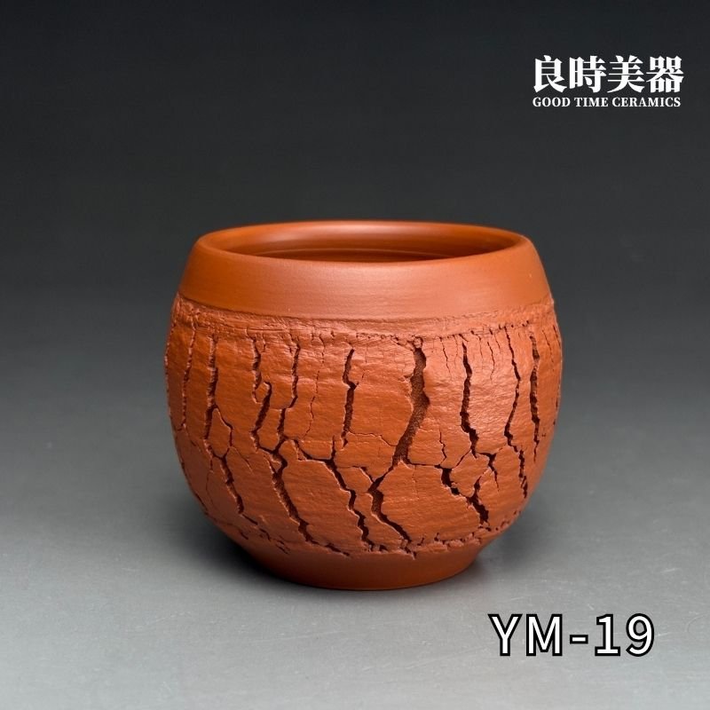ym-19 (1) 台灣茶具-陳政嵐手作爆裂朱泥杯-ym-19正面外觀與手工爆裂樹皮肌理
