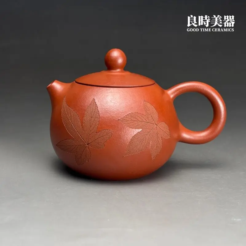 ym-21 (1) 台灣茶具-陳政嵐手作楓葉倒把西施朱泥壺-ym-21正面外觀與真實楓葉拓印紋理