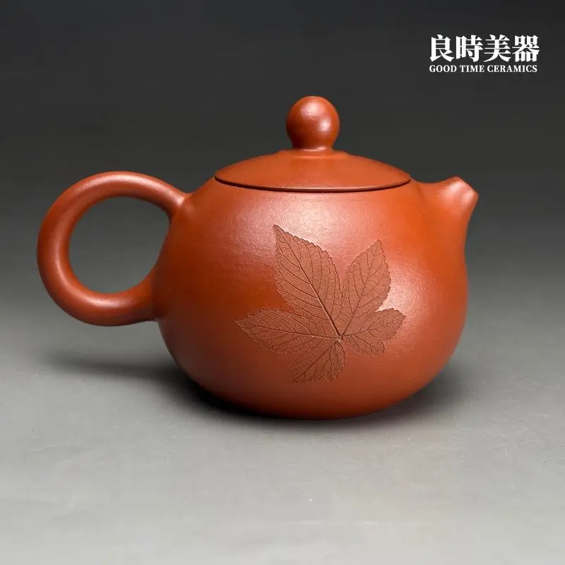 ym-21 (2) 台灣茶具-陳政嵐手作楓葉倒把西施朱泥壺耳形倒把把手與背面造型特寫