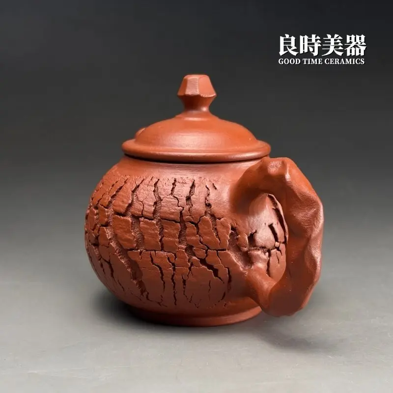 台灣茶具-陳政嵐手作爆裂朱泥壺手捏褶皺耳形把手與側面造型特寫