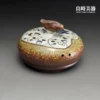 台灣茶器推薦-陳明謙手作藍彩花卉薰香爐手工鏤空花卉與深藍青花釉特寫