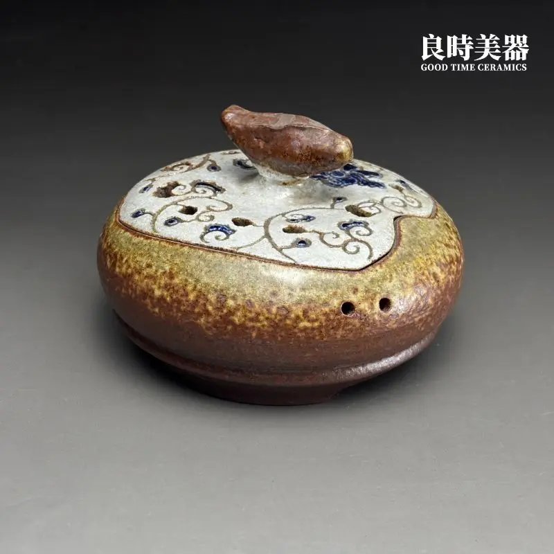 台灣茶器推薦-陳明謙手作藍彩花卉薰香爐手工鏤空花卉與深藍青花釉特寫