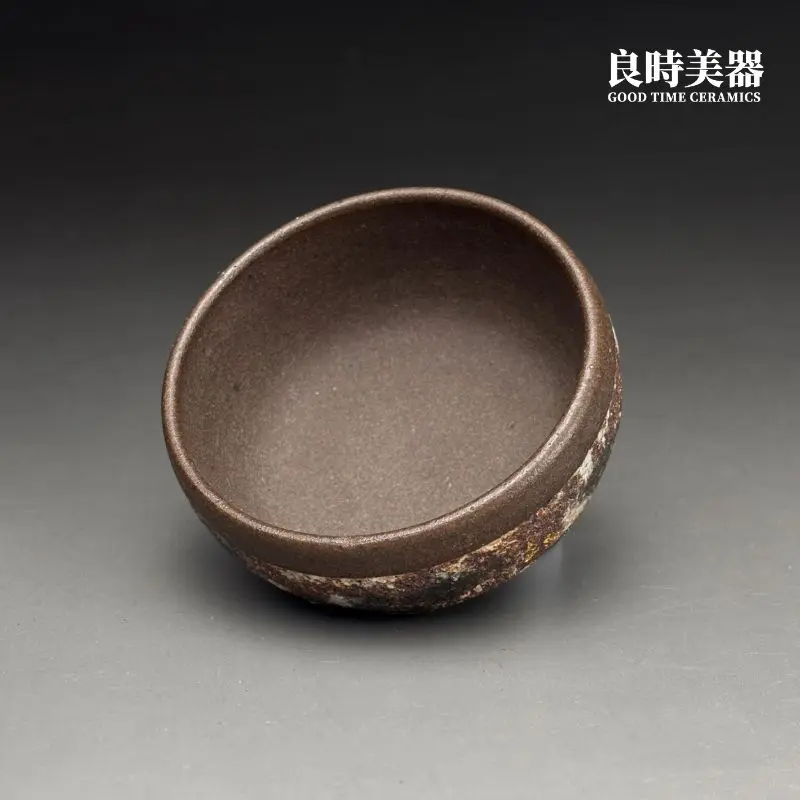 ：江世為手作岩礦茶杯寬口圓腹幾何結構與持拿手感特寫