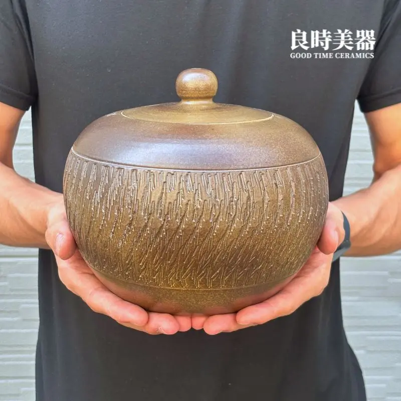 良時美器鶯歌職人純手工手拉坏一斤茶甕，甕身滿布粗獷洗鍊的立體手工跳刀紋理，器形飽滿圓潤，由手掌托起展現三十年永隆瓷藝精湛工藝。