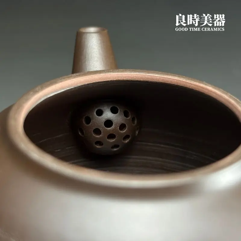 台灣茶具-陳政嵐爆裂紫砂標準壺180ML壺孔細部